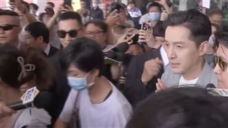 胡歌「綠色西裝」現身　遭大喊：脫掉