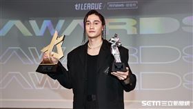 ▲T1頒獎典禮，高錦瑋和獎座合影。（圖／記者劉彥池攝影）