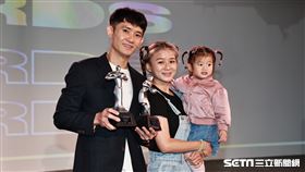 ▲T1頒獎典禮，蔣淯安和獎座合影。（圖／記者劉彥池攝影）