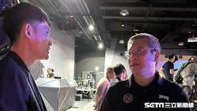 臺北台新戰神執行長黃萬隆頒獎典禮和台啤永豐雲豹蔣淯安握手寒暄。（圖／記者蔡厚瑄攝影）