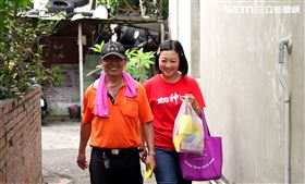 ▲跟村民一起散步的阿白（圖／寶島神很大）

