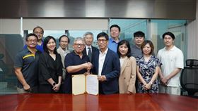 文化大傳系與華視簽署產學合作意向書中國文化大學大眾傳播系主任王台瑞（前左3）12日與華視總經理劉昌德（前左4）簽訂產學合作意向書，未來雙方將攜手進行生成式人工智慧（AI）與元宇宙媒體相關實驗。（文化大傳系提供）中央社記者許秩維傳真  113年6月12日