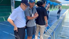 東服中心及體育署會勘台東高中泳池行政院東部聯合服務中心執行長洪宗楷（左）12日與體育署人員赴台東高中游泳池實勘，了解泳池石灰質沉澱情形並研擬改善計畫，盼早日完成游泳池修繕。（行政院東部聯合服務中心提供）中央社記者盧太城台東傳真  113年6月12日
