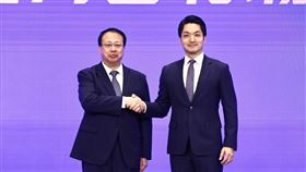 蔣萬安與上海市長龔正握手合影台北市長蔣萬安（右）與上海市長龔正（左）30日在2023台北上海城市論壇握手合影。這次是蔣萬安在市長任內首次參加雙城論壇，本屆在上海舉行。（台北市政府提供）中央社記者張淑伶上海傳真  112年8月30日