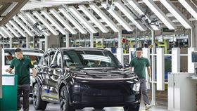 歐盟擬加徵關稅下  歐洲多國積極爭取中國車企設廠歐盟傳出7月起將對中國進口的電動汽車加徵最高25%的臨時關稅，路透社11日報導指出，歐洲多國仍在積極爭取中國汽車製造商前往該國設廠。圖為5月31日，江蘇常州，理想汽車工廠生產線。（中新社提供）中央社  113年6月12日