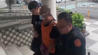 男當街脫木屐狂毆卡拉OK闆娘　路人嚇壞！