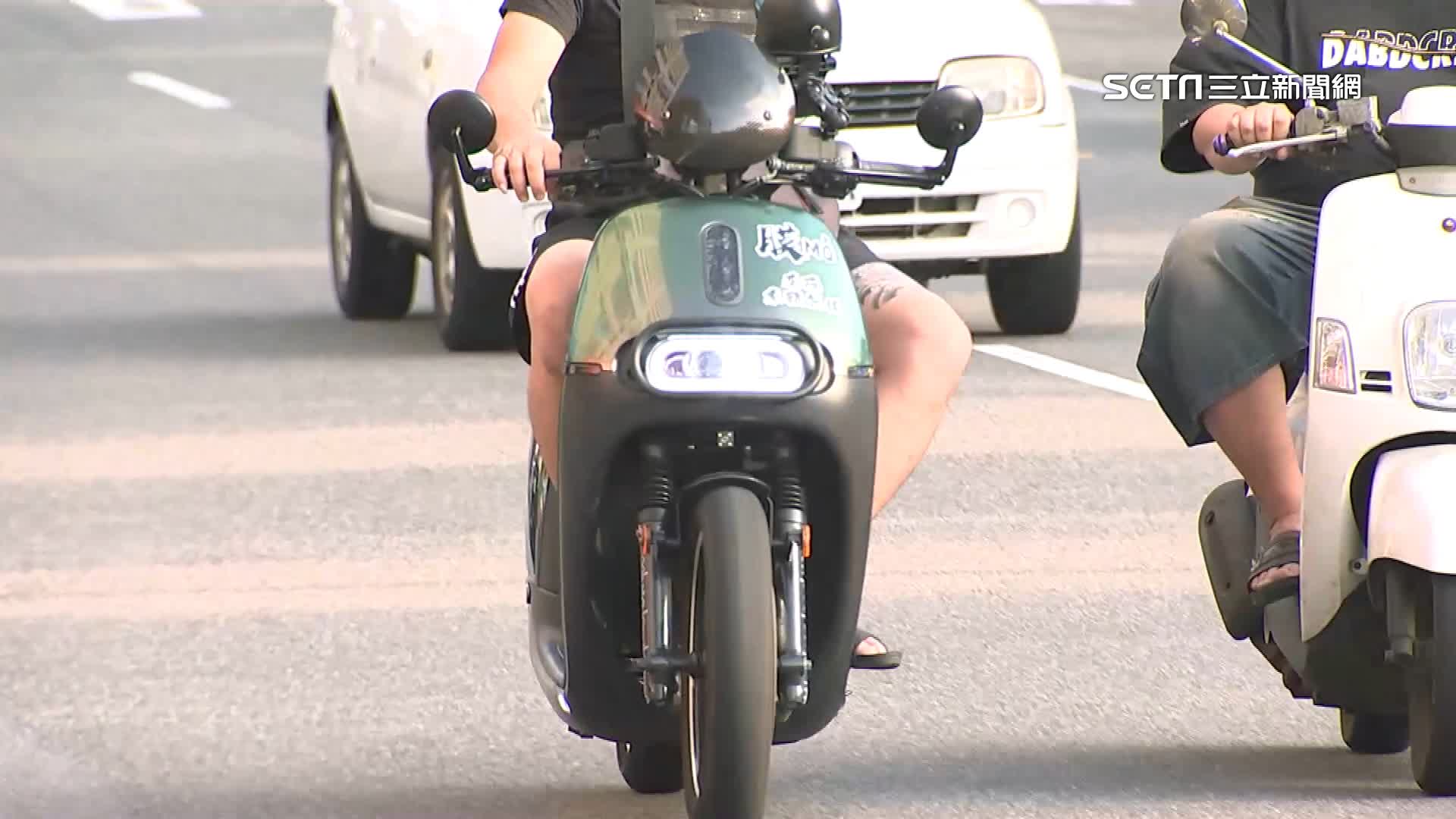騎士進入機車待轉區時,須遵守規則,勿把右轉專用車道當捷徑,或直接跨越雙實線。(示意圖/資料照)