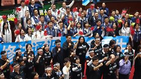 國會職權修法三讀 藍綠呼口號叫陣（1）立法院會28日三讀修正通過立法院職權行使法、刑法部分條文等案，審查結束後藍綠立委在議場中各自呼口號表達立場。中央社記者王騰毅攝  113年5月28日