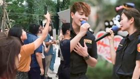 內科快閃！內湖警高歌《我的未來不是夢》吸民眾圍觀　歡慶615警察節（圖／翻攝畫面）