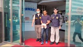 警方查獲毒品小蜜蜂分裝工廠幹部，帶回游姓幹部、盧姓及陳姓小弟，並在集團據點查獲貝瑞塔M93R衝鋒手槍。（圖／翻攝畫面）