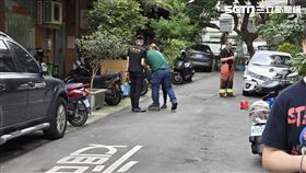 園藝店員工聽聞惡耗後雙腿癱軟，情緒激動到需要旁人攙扶。（圖／翻攝畫面）