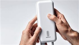 台電電力粉絲團提醒，電器在充電時仍需留意，有任何情況才能即時發現處理。（圖／AI生成）
行動電源