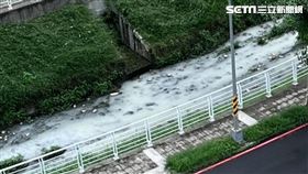 有居民發現愛河水突然變成乳白色，嚇得拍下畫面po網求助，也釣出環保局留言火速前往追查。（圖／翻攝{仁武人}※大小事畫面）