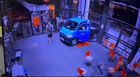  會員轉教練，未錄取，開貨車衝進「成吉思汗」洩憤　失業男正面曝光(圖／翻攝自館長惡名昭彰YT)