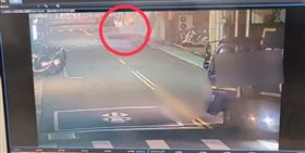 北市延吉街車禍，男子連撞7間店。（圖／翻攝畫面）