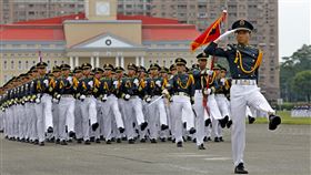 黃埔百年校慶將登場 陸軍官校預演彩排陸軍官校16日將舉辦黃埔軍校創校100週年慶祝活動，並於近日舉辦預演，圖為學生連踢正步。（陸軍司令部提供）中央社  113年6月9日