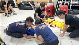 消防人員平時會訓練急救技巧，才能在黃金期間內成功救援。（圖／翻攝畫面）