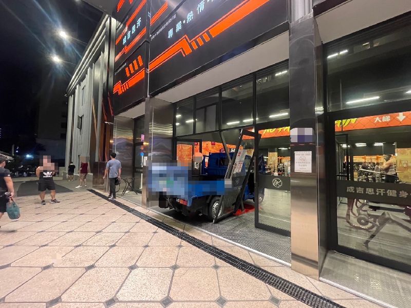 林男應徵教練遭拒，竟駕駛小貨車衝撞健身房大門。 （圖／翻攝畫面）