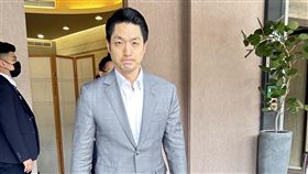 蔣萬安現身邱瓈寬母親靈堂。（圖／記者鄭孟晃攝影）