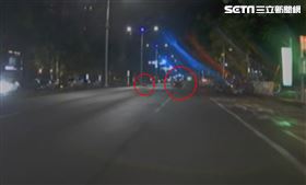 事故當時，恰巧被後方騎士的行車記錄器完整錄下，紅圈處左至右分別為遭撞飛的三角錐及噴飛的女騎士。（圖／翻攝畫面）