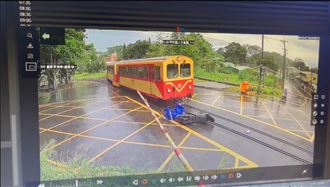 騎士闖平交道列車急煞　驚悚畫面曝光結局