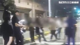 一群身穿白、黑衣的男子在路口聚集、喧嘩，民眾以為將發生街頭滋事報警，結果虛驚一場。（圖／翻攝畫面）