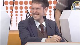 賈斯汀挑戰16蹲竟跳破西裝褲。（圖/翻攝自Youtube頻道／同學來了）