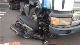 大里，恐怖路口車禍，曳引車違規右轉，機車撞進前輪卡住，驚悚畫面曝(圖／翻攝畫面)