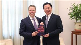 美國前白宮副國安顧問博明（Matt Pottinger）一行今（13）天上午前來總統府拜會國家安全會議秘書長吳釗燮，(圖/總統府提供)