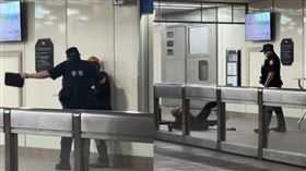  員警捷運站內情緒失控！出手巴頭「將遊民推倒在地」衝突畫面瘋傳。（圖／翻攝自Threads）