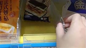 網友輕輕拉了分類食物的塑膠片，下秒握便當竟衝到最前排，輕輕鬆鬆就可拿取。（圖／Threads）