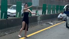國2,車禍,妹子,翻車（無碼版）（圖／翻攝自記者爆料網）