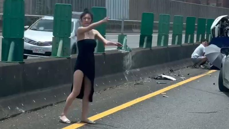 國2轎車翻車2人傷　開高衩妹子幫指揮交通