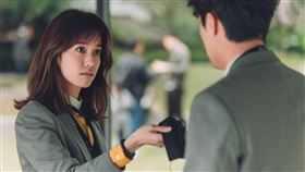 陳庭妮（左）強制蔡凡熙進行健康管理。（圖／逆光電影提供）