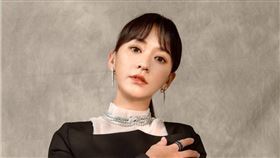 陳意涵挑戰高難度瑜珈動作，意外掀起瀏海。（圖／翻攝自IG／陳意涵）