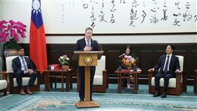 美國前白宮副國安顧問博明致詞總統賴清德（後右）13日接見美國前白宮副國安顧問博明（Matt Pottinger）（前中）等，博明致詞表示，這次非常榮幸與新書的共同作者簡以榮（Ivan Kanapathy）（後左）一起到台灣，希望能與賴總統交換意見，台灣與美國可一起合作做些什麼，一起維護台灣的安全。中央社記者鄭傑文攝  113年6月13日