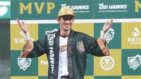 台鋼雄鷹陳文杰敲出超前轟，還是轉隊和本季首轟，賽後獲選MVP（圖／翻攝自台鋼雄鷹臉書粉專）
