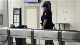 員警捷運站內情緒失控！出手巴頭「將遊民推倒在地」衝突畫面瘋傳。（圖／翻攝自Threads）