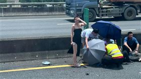 國2,車禍,妹子,翻車（無碼版）（圖／翻攝自記者爆料網）