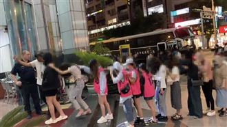 北市大型應召站遭查獲　整排小姐步入警局