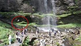 四川屋瓦山風景區，落石直下三千尺，女遊客觀瀑慘爆頭，落石砸中喪命(圖／翻攝自Ｘ)