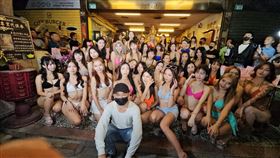 四面佛,還願,辣妹,比基尼(音速震團 提供)