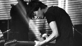 「聲音玩具」吉他手李哲日前被爆出出軌粉絲。（圖／翻攝自微博百度百科）