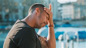 男子，絕望，(圖／PIXABAY)