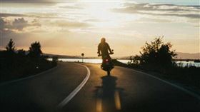 高雄沿海二路機車道出現大坑洞，導致4台機車闖入，造成3人受傷。（示意圖／Pexels）