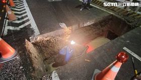 裂出的大鴻溝生吞整台機車，由於連日大雨，洞底還浸泡黃色滾滾泥水。（圖／翻攝畫面）