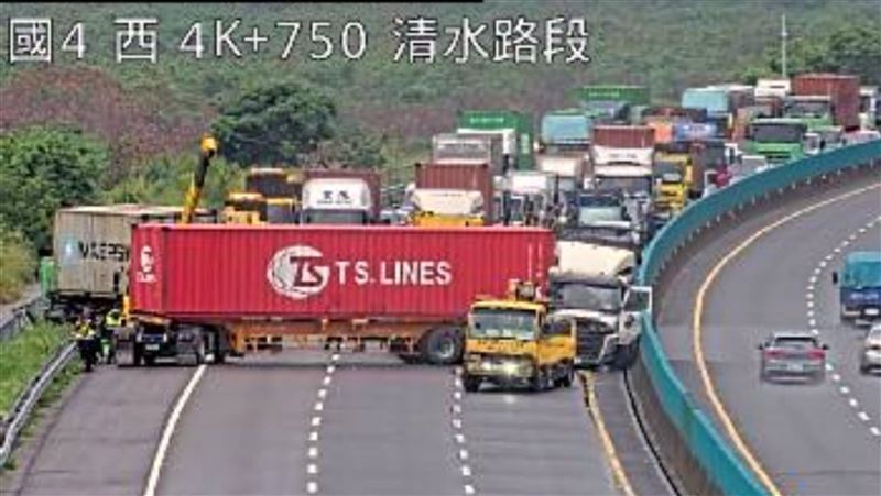 新／國4嚴重追撞　貨櫃車折甘蔗全線封閉