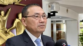 新北土城住宅凌晨大火3死  侯友宜：全力協助新北市土城區一處住宅13日凌晨發生火警，疑似為住戶客廳充電中的鋰電池爆炸起火，造成3死。新北市長侯友宜（圖）上午在議會受訪時說，已指示土城區公所、市府社會局全力協助關懷。中央社記者楊侃儒攝  113年6月13日