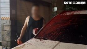 車主外出查看自己的白色轎車竟遭尋仇潑了紅漆，一臉懵之外也試圖想清理，但無奈沒效。（圖／翻攝社會事新聞影音畫面）