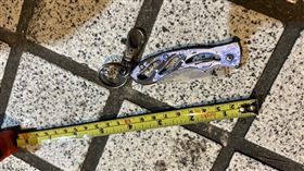 北捷驚傳持刀！64歲回收伯「露出折疊刀」民眾嚇壞　他喊冤：割紙箱用。（圖／翻攝畫面）